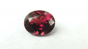 Ceylon Natural Pyrop Garnet Dimension : 8.2mm x 6.9mm x 4.6mm Weight : 2 Cts Shape : Ovel Colour : Red Clarity : Clean Mineral : Ratnapura Sri Lanka