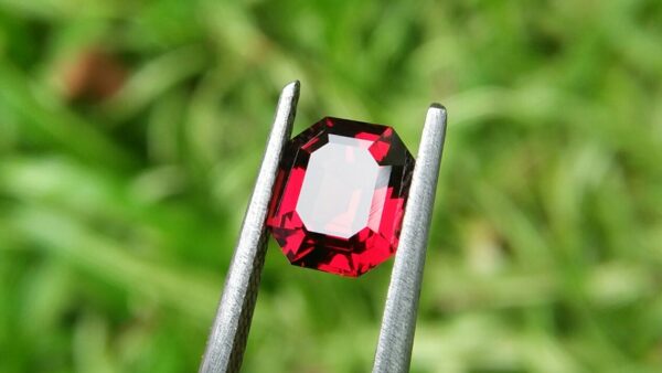 🇱🇰 Ceylon Natural Garnet Dimension : 7.5mm x 6.5mm x 3.8mm Weight : 1.65cts Colour : Royel Red Clarity : Clean Treatment : Unheated/ Natural Mineral : City of Gem Ratnapura Sri Lanka