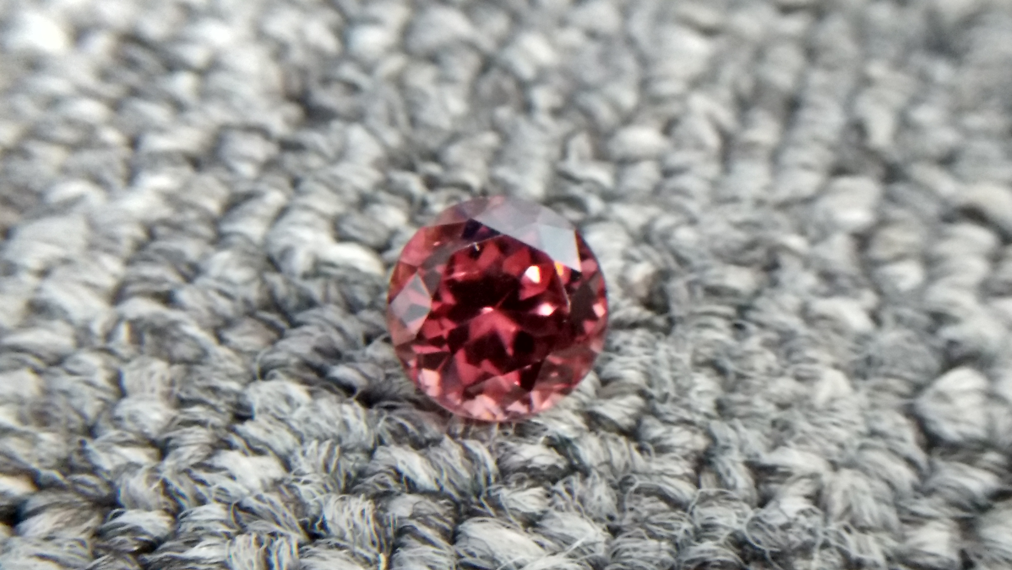 Natural Colour Change Zircon Very fine quality luster Weight: 4.45Cts Dimension: 8.7mm x 6.2mm Shape : Round Clarity : Clean Treatment : None/ Natural/ Unheated Colour: changing Colours Brown, Peach, pinkish purple, Red