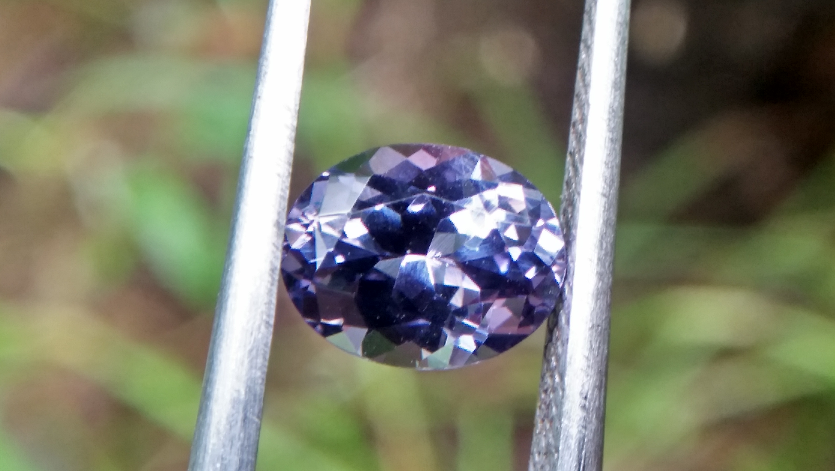 NATURAL Bluish Violet SPINEL Shape : Ovel Clarity : SI Treatment : Natural/Unheated Dimension : 7.5mm x 5.9mm x 4.05mm Weight : 1.29Cts Colour : Bluish Violet