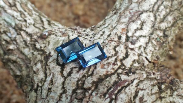 NATURAL Blue Spinels Shape : Octagon Clarity : VS Treatment : Natural/Unheated Dimension : 5.8mm x 4.1mm x 2.7mm 5.7mm x 3.9mm x 2.5mm Weight : 1.25Cts (both) Cut : Octagon Step Colour : Blue