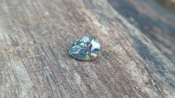 NATURAL Green SAPPHIRE Shape : Pear Cut : Mixed Cut Dimension : 9.1mm x 7.08mm x 5.8mm Weight : 2.90Cts Clarity : SI Colour : Green Transparency : Transparent