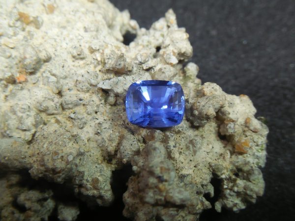 Ceylon Natural Blue Sapphire Colour : Blue "Cornflower Blue" Shape : Cushion Weight : 1.05 Cts Dimension : 6.1 x 4.9 x 4.0 mm Treatment : Unheated Clarity : VVS 蓝宝石 ( 矢車菊 ) 重量 : 1.05 卡拉 尺寸 : 6.1 x 4.9 x 4.0 mm 颜色 : 蓝色 ( 矢車菊 ) 透明 : 好透明 形状 : 垫形 清晰度 : VVS 治疗：没有加热 • CSL - Colored Stone Laboratory Certified ( GIA Alumni Association Member ) • CSL Memo No : 1BF266BEAB36