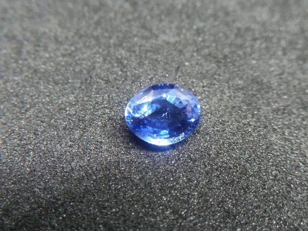 Ceylon Natural Blue Sapphire Colour : Blue "Cornflower Blue" Shape : Oval Weight : 1.17Cts Dimension : 6.7 x 5.5 x 3.7 mm Treatment : Unheated Clarity : SI 蓝宝石 ( 矢車菊 ) 重量 : 1.17 卡拉 尺寸 : 6.7 x 5.5 x 3.7 mm 颜色 : 蓝色 ( 矢車菊 ) 透明 : 好透明 形状 : 椭圆形 清晰度 : SI 治疗： 没有加热 • CSL - Colored Stone Laboratory Certified ( GIA Alumni Association Member ) • CSL Memo No : 6510420F432F