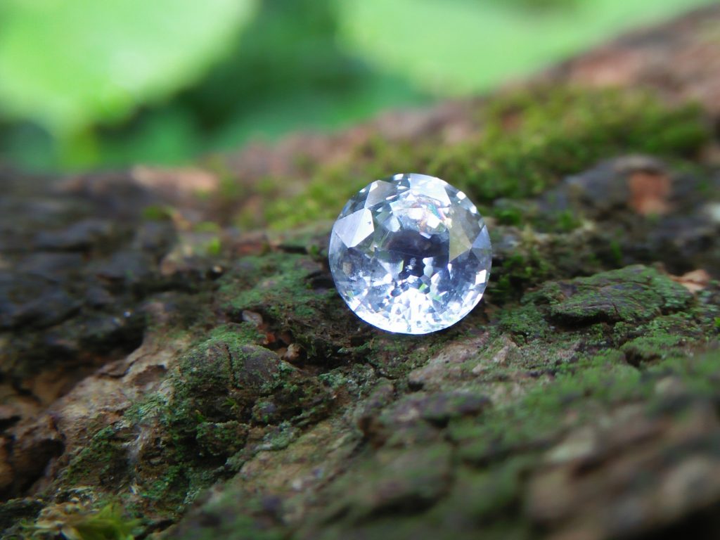 Ceylon Natural White Sapphire Weight : 1.00Cts Dimension : 5.8 x 5.7 x 3.7 mm Color : White Treatment : Heated Transparent: Good Transparency Shape : Round Clarity : Vs • CSL - Colored Stone Laboratory Certified ( GIA Alumni Association Member ) • CSL Memo No : 08487E2162CCz 白色的藍寶石   重量 : 1 卡拉 尺寸 : 5.8 x 5.7 x 3.7 mm  颜色 : 白色 透明 : 好透明  形状 : 圆形 清晰度 : VS 治療 ： 加熱 寶石直接來自矿塲 COLORED STONE LABORATORY CERTIFIED ( GIA Alumni Association Member)