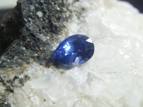 Ceylon Natural Cornflower Blue Sapphire Colour : Blue "Cornflower Blue" Shape : Pear Weight : 2.56 CTS Dimension : 9.7 x 6.9 x 5.3 mm Treatment : Heated Clarity : SI • CSL - Colored Stone Laboratory Certified ( GIA Alumni Association Member ) • CSL Memo No : F71941ACFEEO 蓝宝石 （ 矢車菊） 重量 : 2.56卡拉   尺寸 : 9.7 x 6.9 x 5.3 mm 颜色 : 蓝色 （ 矢車菊） 透明 : 好透明  形状 : 梨形 治療：加熱 清晰度 : SI
