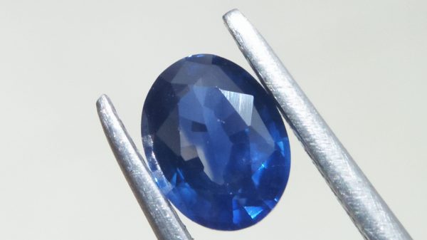 NATURAL BLUE SAPPHIRE "Cornflower Blue" Colour : Blue "Cornflower Blue" Shape : Oval Weight : 0.94 CTS Dimension : 6.0 x 5.0 x 3.5 mm Treatment : Heated Clarity : SI • CSL - Colored Stone Laboratory Certified ( GIA Alumni Association Member ) CSL Memo No : 7B1CB96500E7 蓝宝石 （ 矢車菊 ） 重量 : 0.94卡拉 尺寸 : 6.0 x 5.0 x 3.5 mm 颜色 : 蓝色 （矢車菊 ) 透明 : 好透明   形状 : 椭圆形 治療：加热 清晰度 : SI