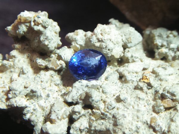 vNATURAL BLUE SAPPHIRE "Cornflower Blue" Colour : Blue "Cornflower Blue" Shape : Oval Weight : 0.94 CTS Dimension : 6.0 x 5.0 x 3.5 mm Treatment : Heated Clarity : SI • CSL - Colored Stone Laboratory Certified ( GIA Alumni Association Member ) CSL Memo No : 7B1CB96500E7 蓝宝石 （ 矢車菊 ） 重量 : 0.94卡拉 尺寸 : 6.0 x 5.0 x 3.5 mm 颜色 : 蓝色 （矢車菊 ) 透明 : 好透明   形状 : 椭圆形 治療：加热 清晰度 : SI