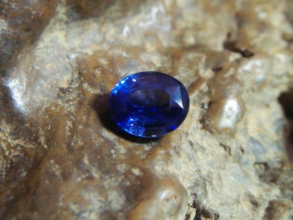 NATURAL BLUE SAPPHIRE "Cornflower Blue" Colour : Blue "Cornflower Blue" Shape : Oval Weight : 0.94 CTS Dimension : 6.0 x 5.0 x 3.5 mm Treatment : Heated Clarity : SI • CSL - Colored Stone Laboratory Certified ( GIA Alumni Association Member ) CSL Memo No : 7B1CB96500E7 蓝宝石 （ 矢車菊 ） 重量 : 0.94卡拉 尺寸 : 6.0 x 5.0 x 3.5 mm 颜色 : 蓝色 （矢車菊 ) 透明 : 好透明   形状 : 椭圆形 治療：加热 清晰度 : SI