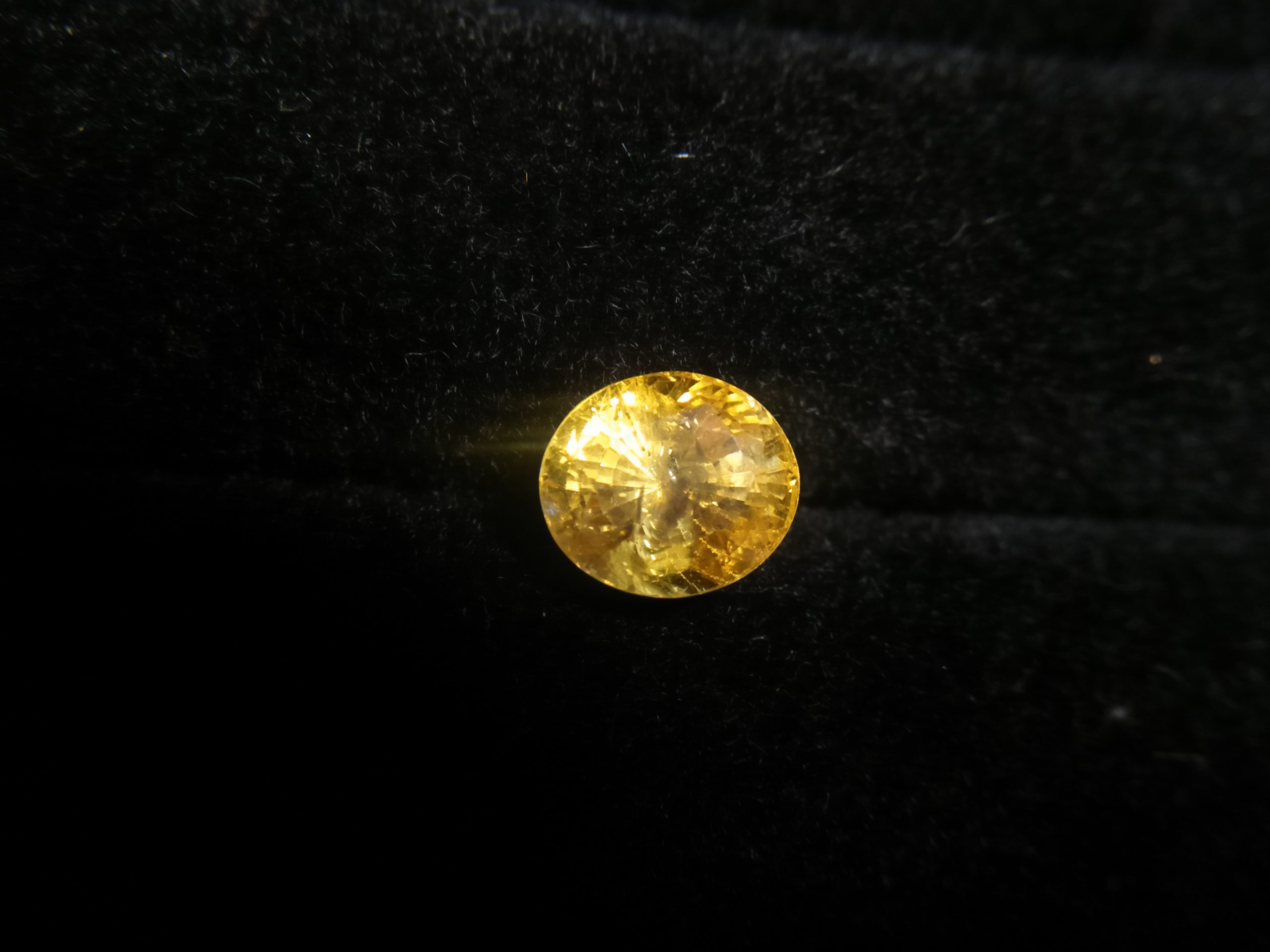 Ceylon Yellow Sapphire  Colour : Vivid Yellow Shape : Oval Weight : 1.86Cts Dimension : 7.2 x 6.7 x 4.5 mm Treatment : Heated Clarity : i 黃色的藍寶石 重量 : 1.86 卡拉 尺寸 : 7.2 x 6.7 x 4.5 mm 颜色 : 黄色 透明 : 好透明 形状 : 椭圆形 清晰度 : i 治疗： 加热 • CSL - Colored Stone Laboratory Certified ( GIA Alumni Association Member ) • CSL Memo No : 3D163BFAB78E