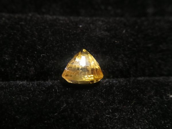 Ceylon Yellow Sapphire  Colour : Vivid Yellow Shape : Oval Weight : 1.86Cts Dimension : 7.2 x 6.7 x 4.5 mm Treatment : Heated Clarity : i 黃色的藍寶石 重量 : 1.86 卡拉 尺寸 : 7.2 x 6.7 x 4.5 mm 颜色 : 黄色 透明 : 好透明 形状 : 椭圆形 清晰度 : i 治疗： 加热 • CSL - Colored Stone Laboratory Certified ( GIA Alumni Association Member ) • CSL Memo No : 3D163BFAB78E