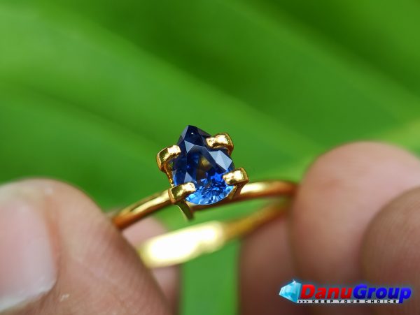 Ceylon Natural Blue Sapphire Cornflower Blue Drop Shape Gemstone - danugroup.lk