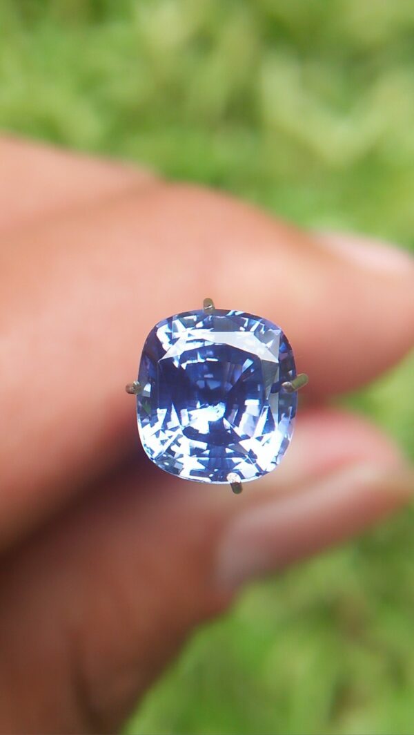 Ceylon Natural Blue Sapphire Dimension : 6.5mm x 7.1mm x 4.2mm Weight : 1.65cts Colour : Cornflower Blue Clarity : VVS Treatment : Unheated/ Natural Mineral : City of Gem Ratnapura Sri Lanka