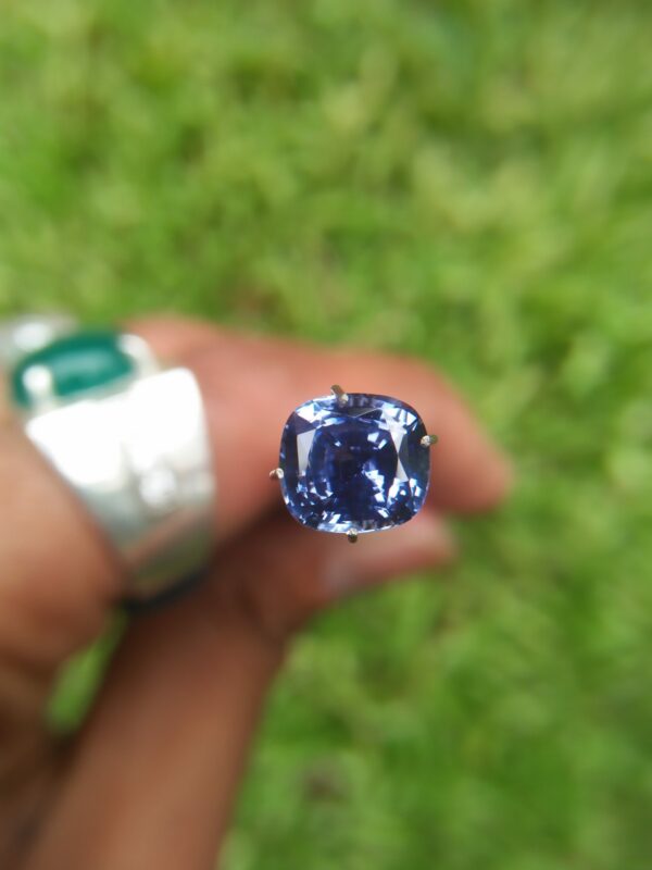 Ceylon Natural Blue Sapphire Dimension : 6.5mm x 7.1mm x 4.2mm Weight : 1.65cts Colour : Cornflower Blue Clarity : VVS Treatment : Unheated/ Natural Mineral : City of Gem Ratnapura Sri Lanka