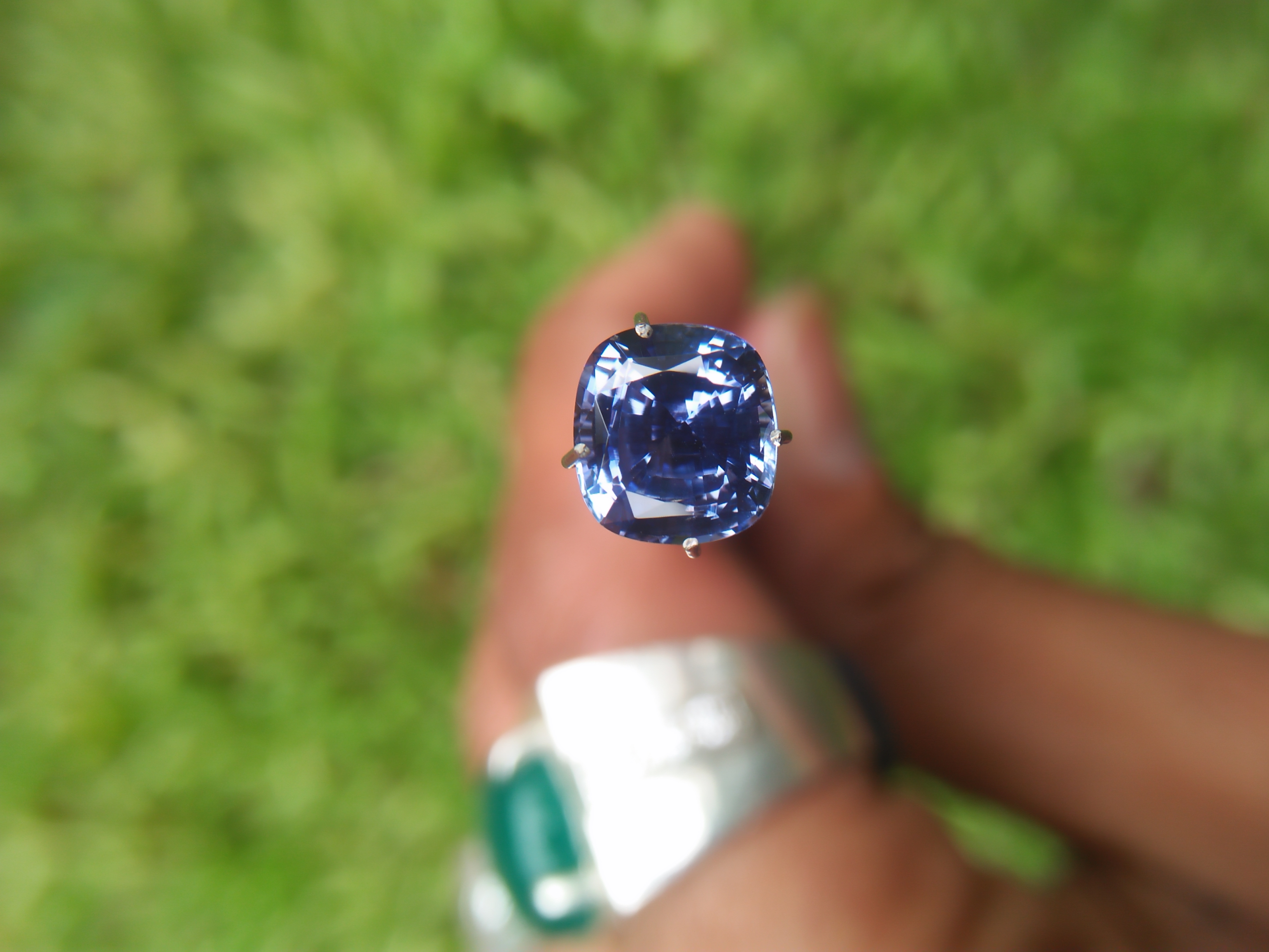 Ceylon Natural Blue Sapphire Dimension : 6.5mm x 7.1mm x 4.2mm Weight : 1.65cts Colour : Cornflower Blue Clarity : VVS Treatment : Unheated/ Natural Mineral : City of Gem Ratnapura Sri Lanka