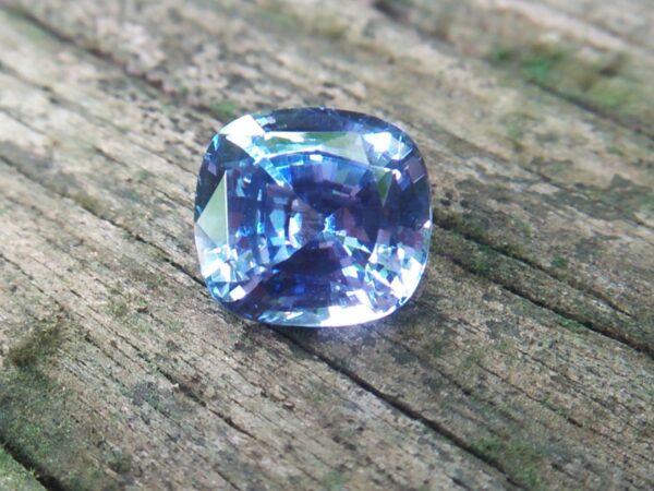 Ceylon Natural Blue Sapphire Dimension : 6.5mm x 7.1mm x 4.2mm Weight : 1.65cts Colour : Cornflower Blue Clarity : VVS Treatment : Unheated/ Natural Mineral : City of Gem Ratnapura Sri Lanka