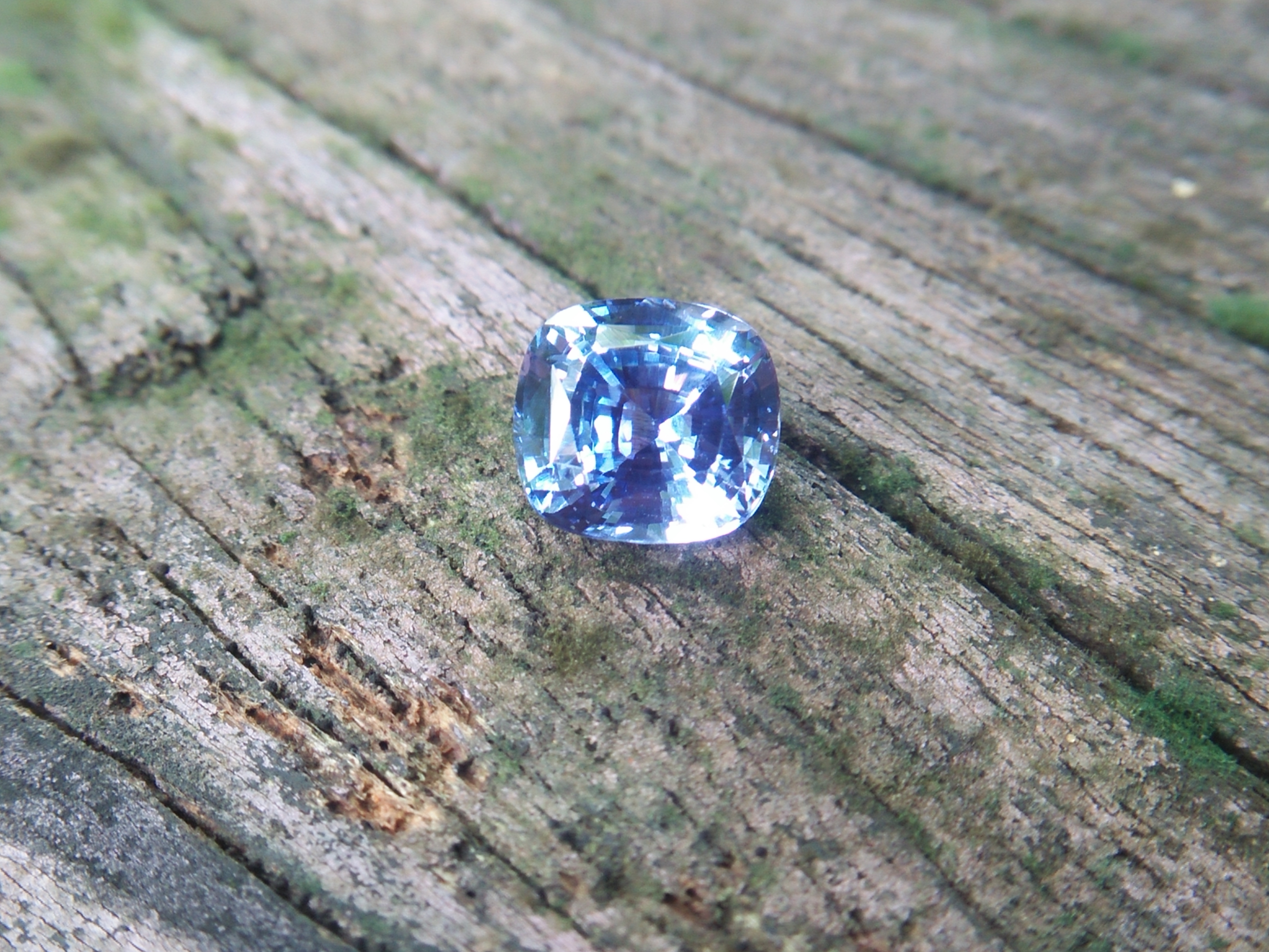 Ceylon Natural Blue Sapphire Dimension : 6.5mm x 7.1mm x 4.2mm Weight : 1.65cts Colour : Cornflower Blue Clarity : VVS Treatment : Unheated/ Natural Mineral : City of Gem Ratnapura Sri Lanka