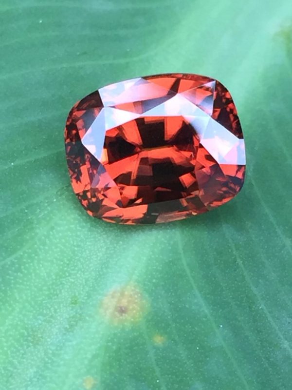 🇱🇰 Ceylon Natural Orange Zircon Dimension : 10.4mm x 8.5mm x 7.5mm Weight : 7.70 cts Colour : Orange ( Brandy Colour ) Clarity : Very Clean Treatment : Unheated/ Natural Mineral : City of Gem Ratnapura Sri Lanka