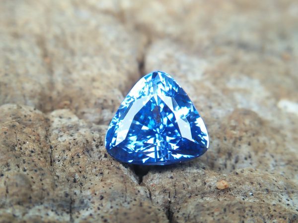 🇱🇰 🇱🇰 Ceylon Natural Blue Sapphire Dimension : 7.22mm x 7.12mm x 5.18mm Weight : 2.04 cts Colour : Blue Clarity : VVS Treatment : Unheated/ Natural Mineral : City of Gem Ratnapura Sri Lanka Style Of Cut : Cution Triangular Mixed