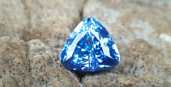 🇱🇰 🇱🇰 Ceylon Natural Blue Sapphire Dimension : 7.22mm x 7.12mm x 5.18mm Weight : 2.04 cts Colour : Blue Clarity : VVS Treatment : Unheated/ Natural Mineral : City of Gem Ratnapura Sri Lanka Style Of Cut : Cution Triangular Mixed