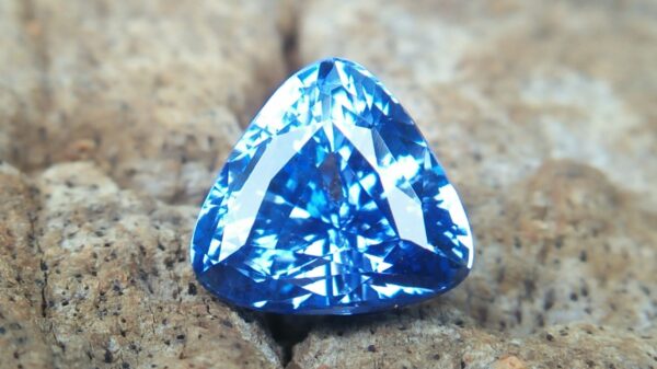 🇱🇰 🇱🇰 Ceylon Natural Blue Sapphire Dimension : 7.22mm x 7.12mm x 5.18mm Weight : 2.04 cts Colour : Blue Clarity : VVS Treatment : Unheated/ Natural Mineral : City of Gem Ratnapura Sri Lanka Style Of Cut : Cution Triangular Mixed