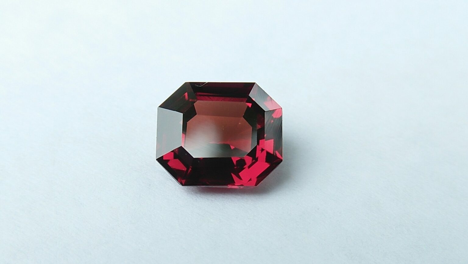🇱🇰 Ceylon Natural Garnet Dimension : 7.5mm x 6.5mm x 3.8mm Weight : 1.65cts Colour : Royel Red Clarity : Clean Treatment : Unheated/ Natural Mineral : City of Gem Ratnapura Sri Lanka
