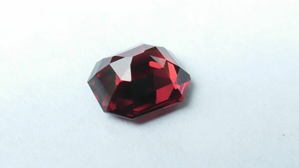 🇱🇰 Ceylon Natural Garnet Dimension : 7.5mm x 6.5mm x 3.8mm Weight : 1.65cts Colour : Royel Red Clarity : Clean Treatment : Unheated/ Natural Mineral : City of Gem Ratnapura Sri Lanka