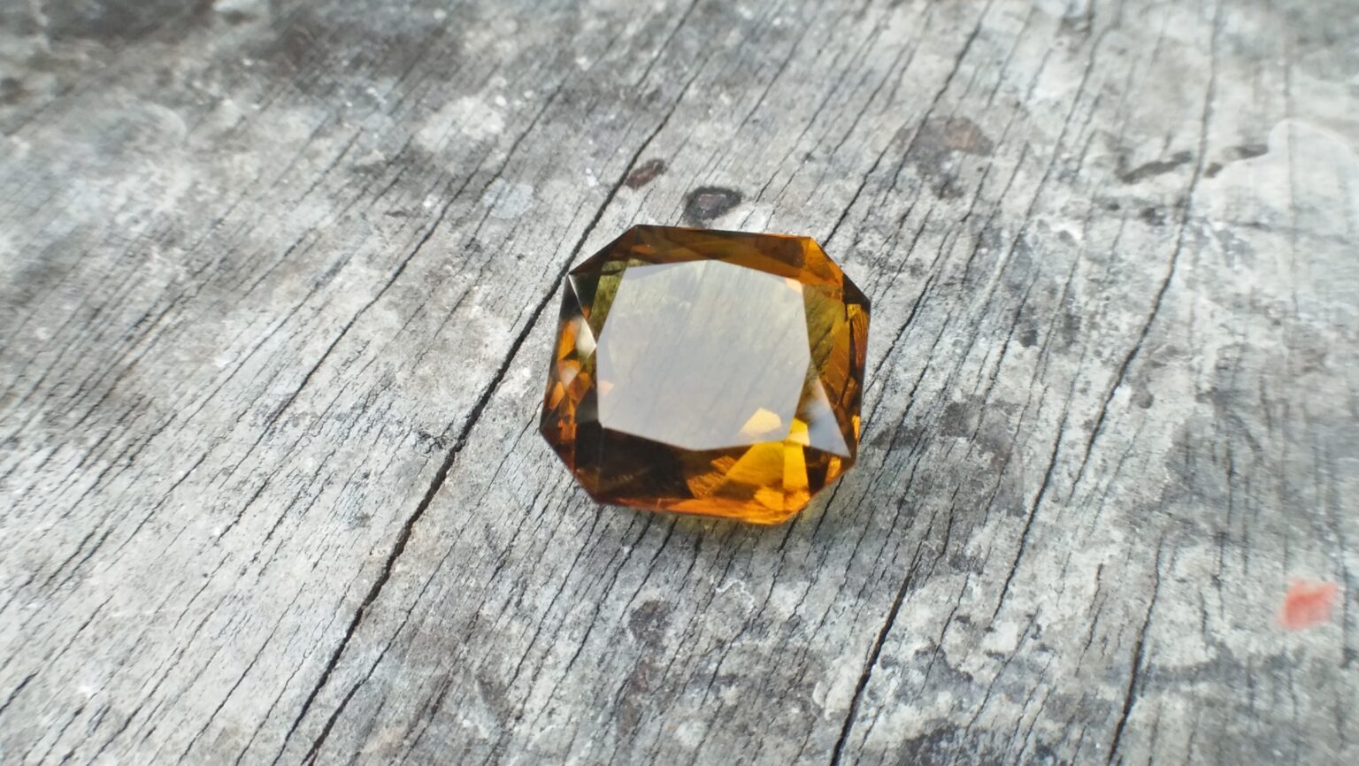 🇱🇰 Ceylon Natural Honey Colour Tourmaline Dimension : 10.1mm x 10.1mm x 9.1mm Weight : 14.75Cts Cut : Asscher Colour : Honey Colour Mineral : Ratnapura Sri Lanka Treatments : Unheated/ Natural