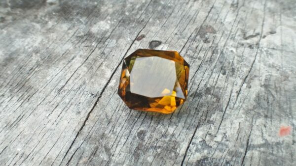 🇱🇰 Ceylon Natural Honey Colour Tourmaline Dimension : 10.1mm x 10.1mm x 9.1mm Weight : 14.75Cts Cut : Asscher Colour : Honey Colour Mineral : Ratnapura Sri Lanka Treatments : Unheated/ Natural