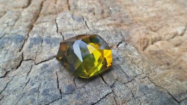 🇱🇰 Ceylon Natural Honey Colour Tourmaline Dimension : 10.1mm x 10.1mm x 9.1mm Weight : 14.75Cts Cut : Asscher Colour : Honey Colour Mineral : Ratnapura Sri Lanka Treatments : Unheated/ Natural