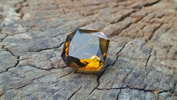 🇱🇰 Ceylon Natural Honey Colour Tourmaline Dimension : 10.1mm x 10.1mm x 9.1mm Weight : 14.75Cts Cut : Asscher Colour : Honey Colour Mineral : Ratnapura Sri Lanka Treatments : Unheated/ Natural