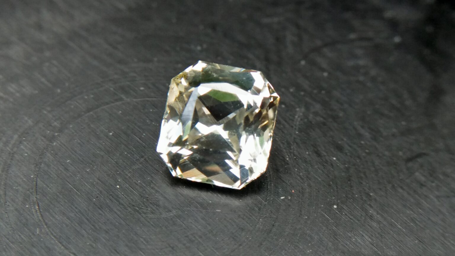 Ceylon Natural Mild Lemon Sapphire ( Yellow) Sapphire Dimension : 6.1mm x 5.6mm x 4.1mm Weight : 1.35 Cts Shape/Cut : Asscher Colour : Mild Lomon Jin Colour Treatment : Unheated / Natural Mineral : Ratnapura, Sri Lanka Clarity : VVS