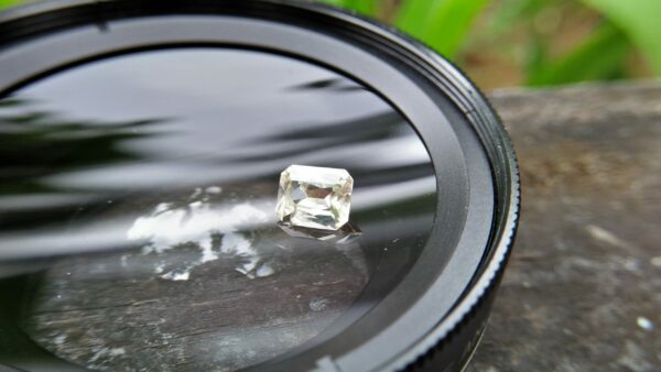 Ceylon Natural Mild Lemon ( Yellow) Sapphire Dimension : 6.4mm x 5.1mm x 3.1mm Weight : 1 Cts Shape : Ovel Colour : Mild Lomon Jin Colour Treatment : Unheated / Natural Mineral : Ratnapura, Sri Lanka