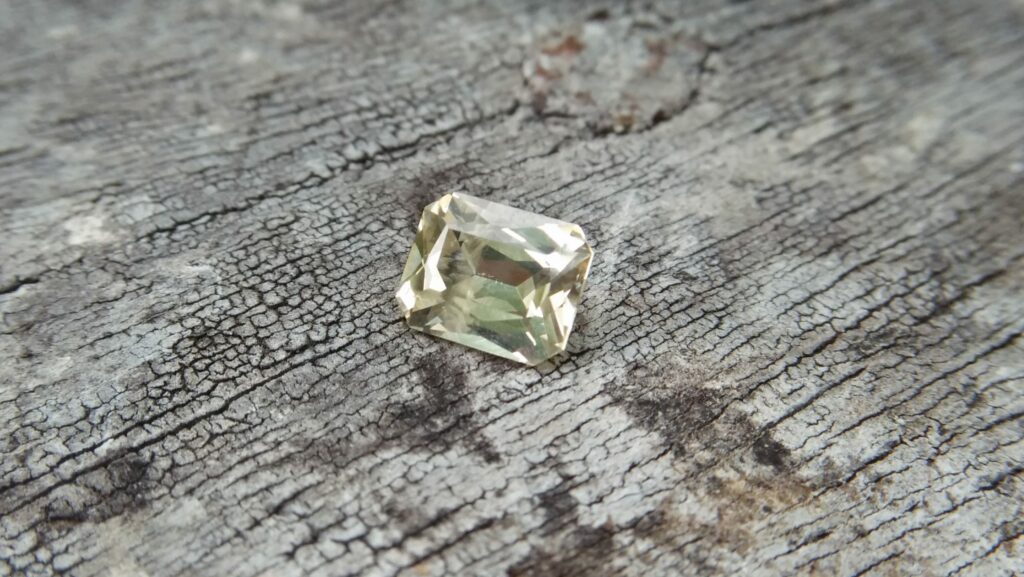 Ceylon Natural Mild Lemon ( Yellow) Sapphire Dimension : 6.4mm x 5.1mm x 3.1mm Weight : 1 Cts Shape : Ovel Colour : Mild Lomon Jin Colour Treatment : Unheated / Natural Mineral : Ratnapura, Sri Lanka