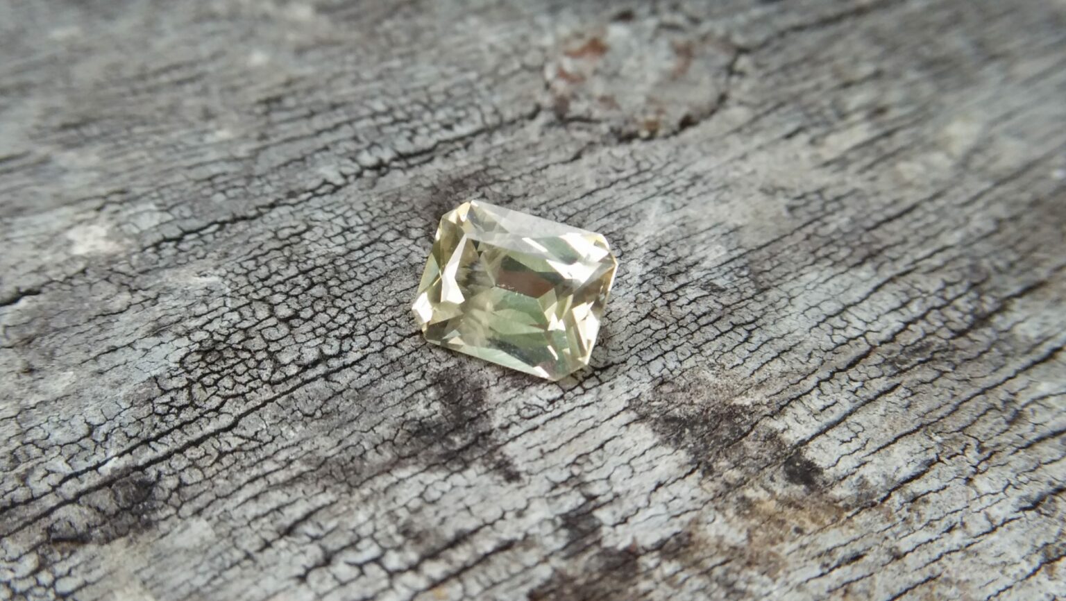 Ceylon Natural Mild Lemon ( Yellow) Sapphire Dimension : 6.4mm x 5.1mm x 3.1mm Weight : 1 Cts Shape : Ovel Colour : Mild Lomon Jin Colour Treatment : Unheated / Natural Mineral : Ratnapura, Sri Lanka