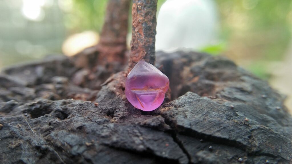 Trigon Δ 😘 Fresh from the mineral ® 🇱🇰 CEYLON Natural spinel Crystal with trigon , 7.5mm x 6.1mm x 5.3mm dimension stone unearthed from city of gem Ratnapura Sri Lanka