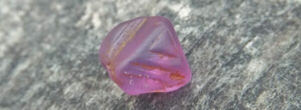 Trigon Δ 😘 Fresh from the mineral ® 🇱🇰 CEYLON Natural spinel Crystal with trigon , 7.5mm x 6.1mm x 5.3mm dimension stone unearthed from city of gem Ratnapura Sri Lanka