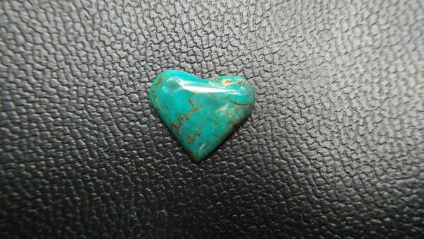 Natural Torquoise Heart Dimension : 12.1mm x 14.5mm x 3.5mm Weight : 4.20Cts Shape : Heart Treatments : Unheated/ Natural Clarity : Naturally Opaque Location : USA
