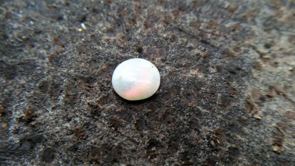 Natural Opal  Dimension : 6.50mm x 6.1mm  Weight : 0.35Cts Shape : Semi Ovel Treatment : Unheated/ Natural Mineral : Australia