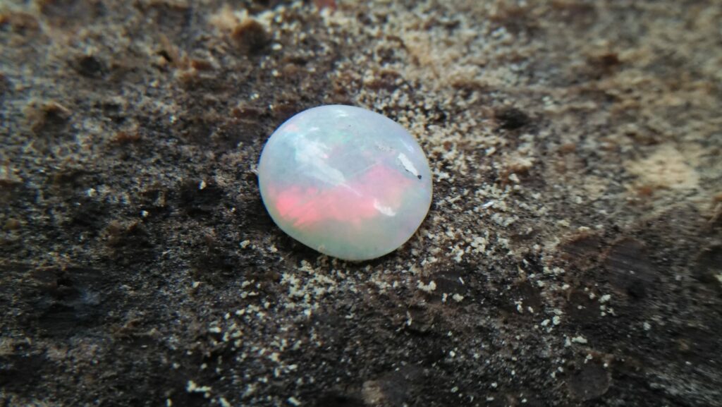 Natural Opal  Dimension : 6.50mm x 6.1mm  Weight : 0.35Cts Shape : Semi Ovel Treatment : Unheated/ Natural Mineral : Australia