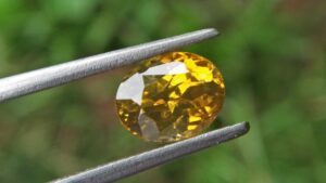Ceylon Natural Melichrysos, Golden Yellow Zircon Shape : Ovel Shape Colour : Greenish Golden yellow Weight : 2.25Cts Dimension : 7.2mm x 6.1mm x 5.1mm Clarity : Clean stone Mineral : City of Gem Ratnapura Sri Lanka