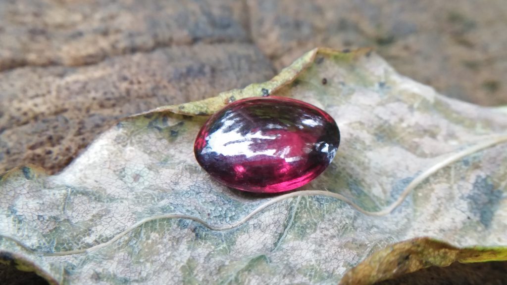 Ceylon Natural Rhodolite Garnet Cabochon Eye 👀 Weight: 2.05Cts Dimension: 9.1mm x 6.9mm x 3.5mm Mineral: Ratapura, Sri Lanka Clarity: Very Clean Colour: Pinkish Red Birthstone: June birthstone Rhodolite is a varietal name for rose-pink to red mineral pyrope, a species in the garnet group Mohs scale hardness: 7–7.5 Refractive index: 1.760