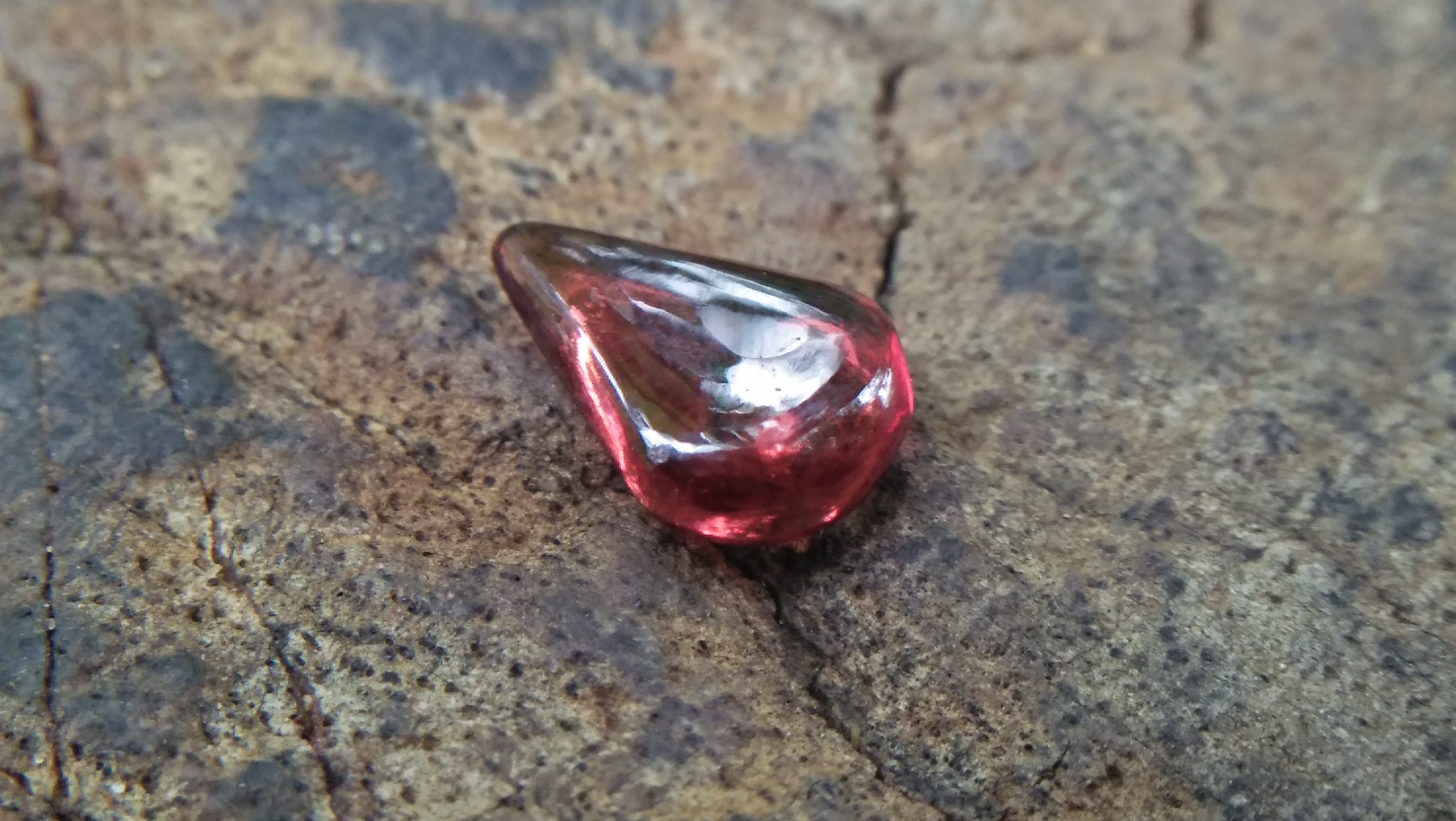 Ceylon Natural Garnet Drop Weight: 1.15Cts Dimension: 8.4mm x 5.7mm x 2.5mm Mineral: Ratapura, Sri Lanka Colour: Red