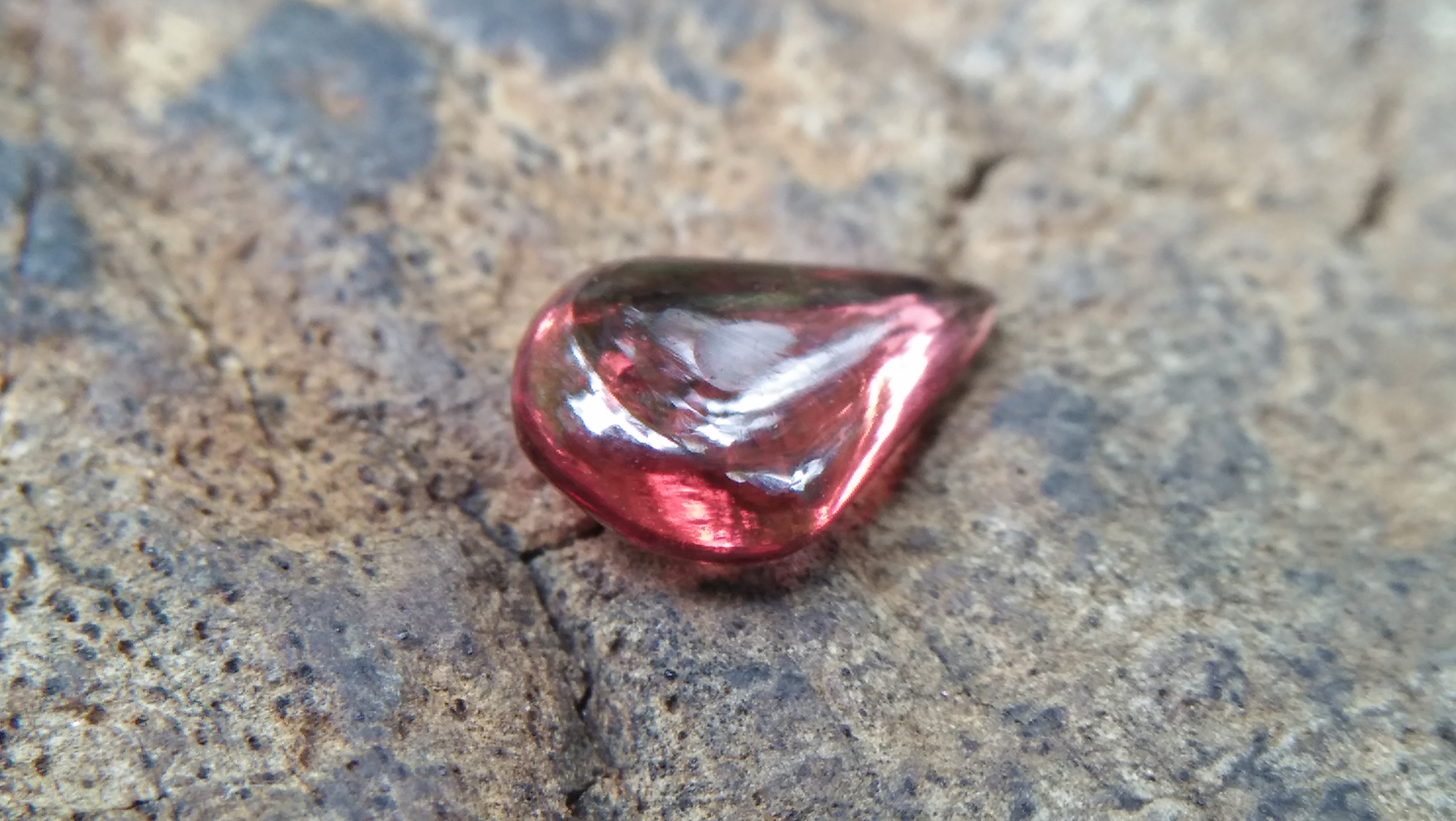 Ceylon Natural Garnet Drop Weight: 1.15Cts Dimension: 8.4mm x 5.7mm x 2.5mm Mineral: Ratapura, Sri Lanka Colour: Red