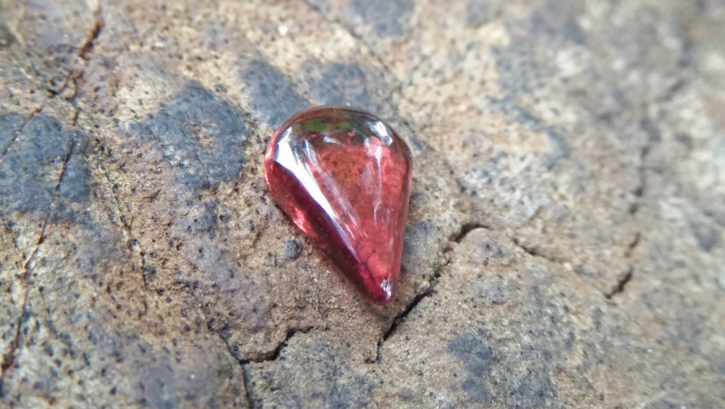 Ceylon Natural Garnet Drop Weight: 1.15Cts Dimension: 8.4mm x 5.7mm x 2.5mm Mineral: Ratapura, Sri Lanka Colour: Red