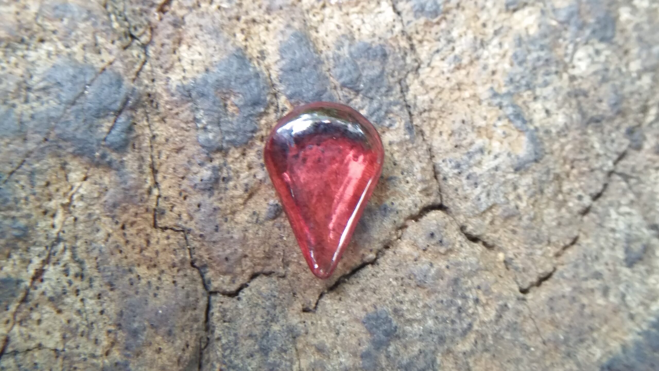 Ceylon Natural Garnet Drop Weight: 1.15Cts Dimension: 8.4mm x 5.7mm x 2.5mm Mineral: Ratapura, Sri Lanka Colour: Red