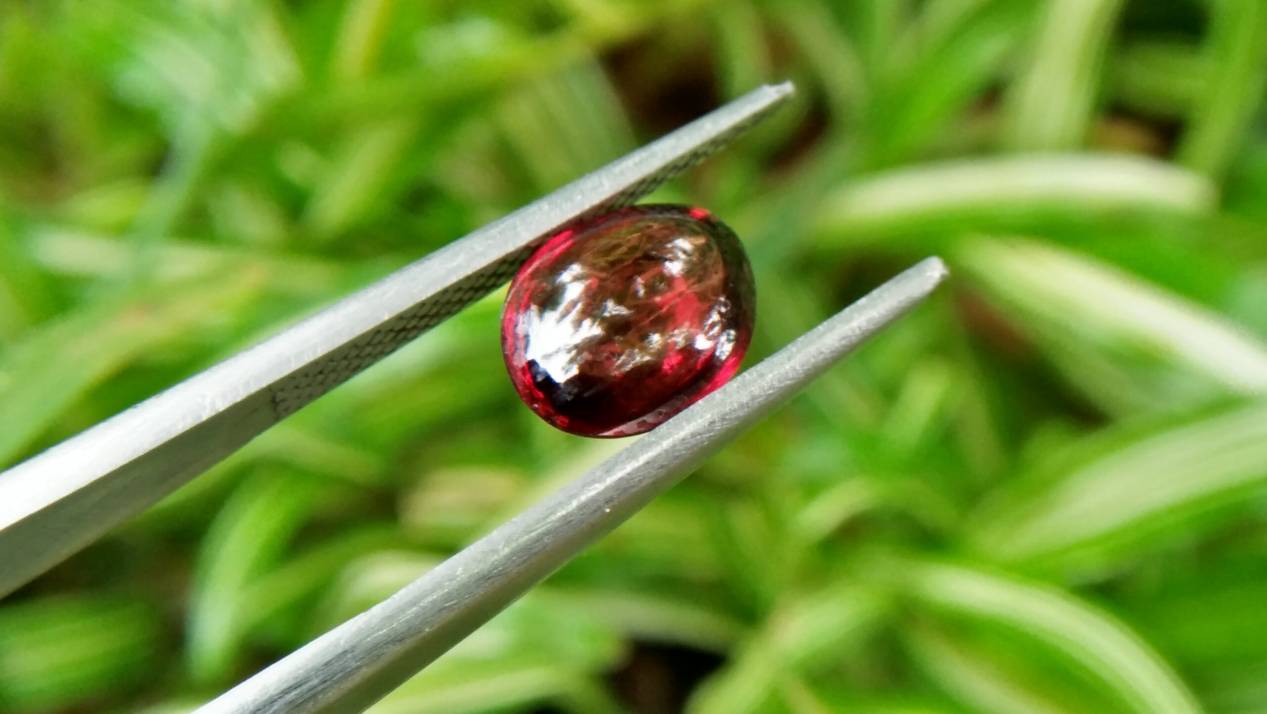 Ceylon Natural Rhodolite Garnet Cabochon Eye 👀 Weight: 2.05Cts Dimension: 9.1mm x 6.9mm x 3.5mm Mineral: Ratapura, Sri Lanka Clarity: Very Clean Colour: Pinkish Red Birthstone: June birthstone Rhodolite is a varietal name for rose-pink to red mineral pyrope, a species in the garnet group Mohs scale hardness: 7–7.5 Refractive index: 1.760