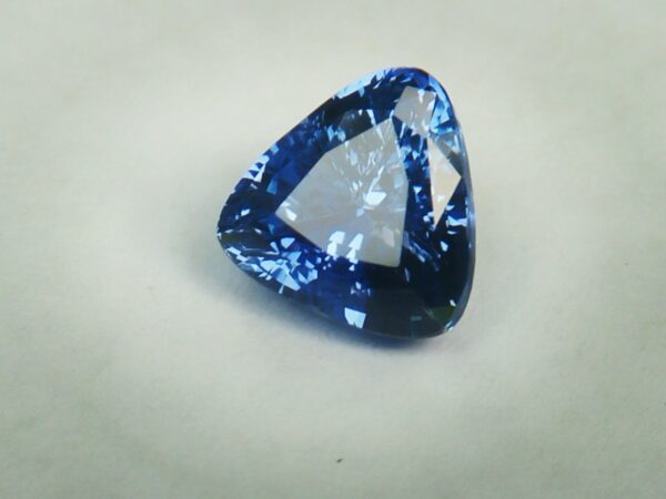 🇱🇰 🇱🇰 Ceylon Natural Blue Sapphire Dimension : 7.22mm x 7.12mm x 5.18mm Weight : 2.04 cts Colour : Blue Clarity : VVS Treatment : Unheated/ Natural Mineral : City of Gem Ratnapura Sri Lanka Style Of Cut : Cution Triangular Mixed
