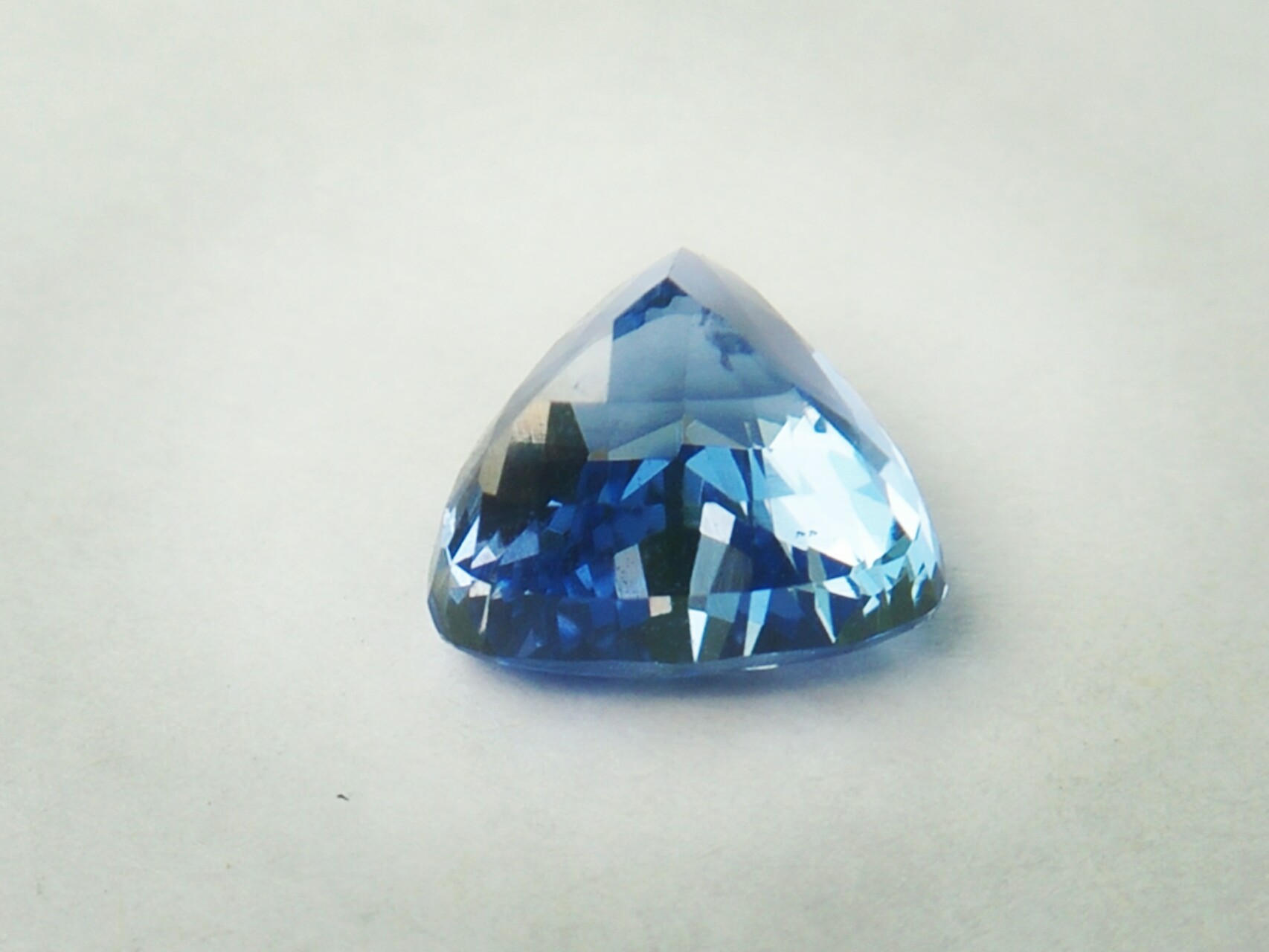 v🇱🇰 🇱🇰 Ceylon Natural Blue Sapphire Dimension : 7.22mm x 7.12mm x 5.18mm Weight : 2.04 cts Colour : Blue Clarity : VVS Treatment : Unheated/ Natural Mineral : City of Gem Ratnapura Sri Lanka Style Of Cut : Cution Triangular Mixed