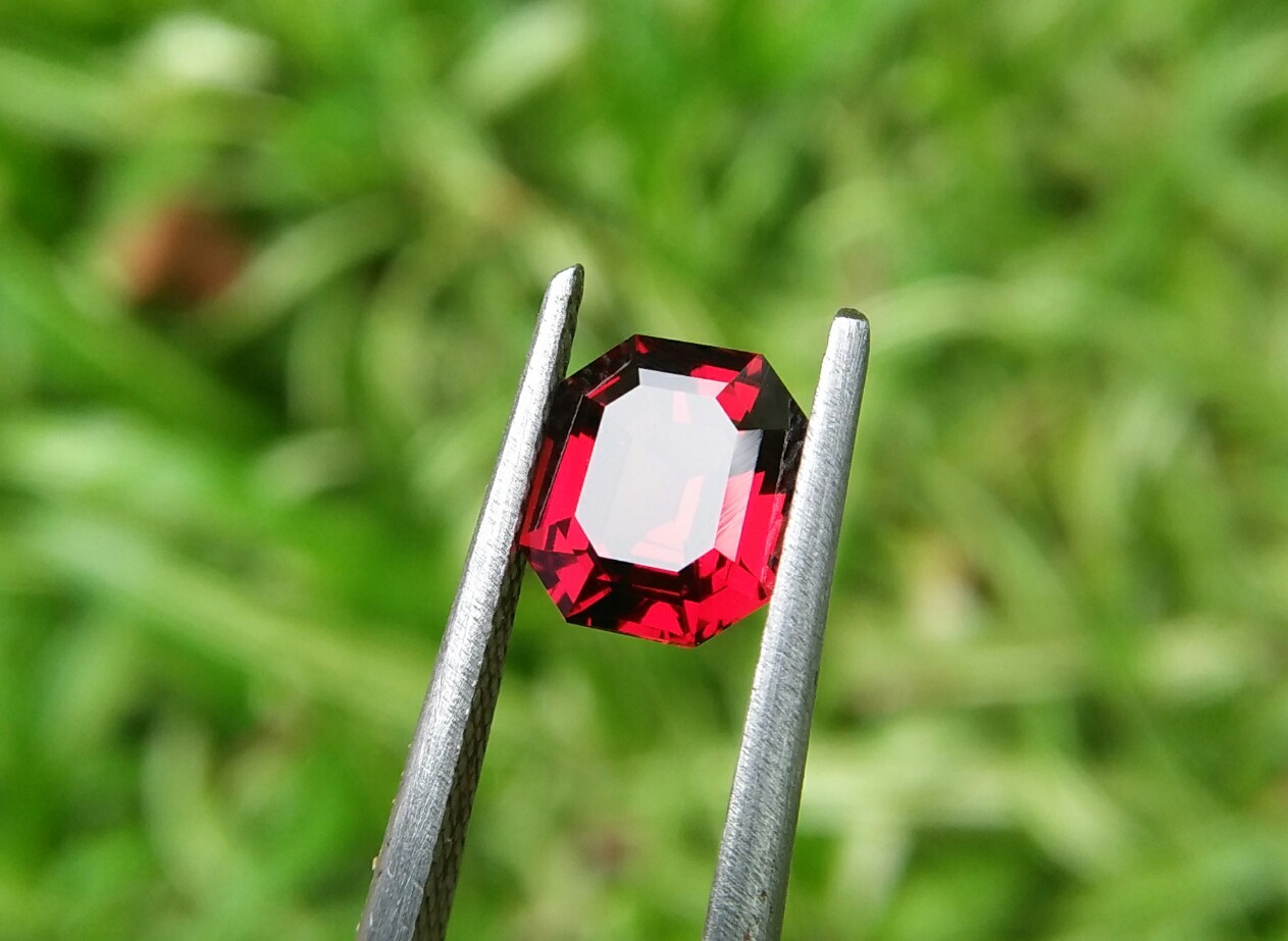 🇱🇰 Ceylon Natural Garnet Dimension : 7.5mm x 6.5mm x 3.8mm Weight : 1.65cts Colour : Royel Red Clarity : Clean Treatment : Unheated/ Natural Mineral : City of Gem Ratnapura Sri Lanka